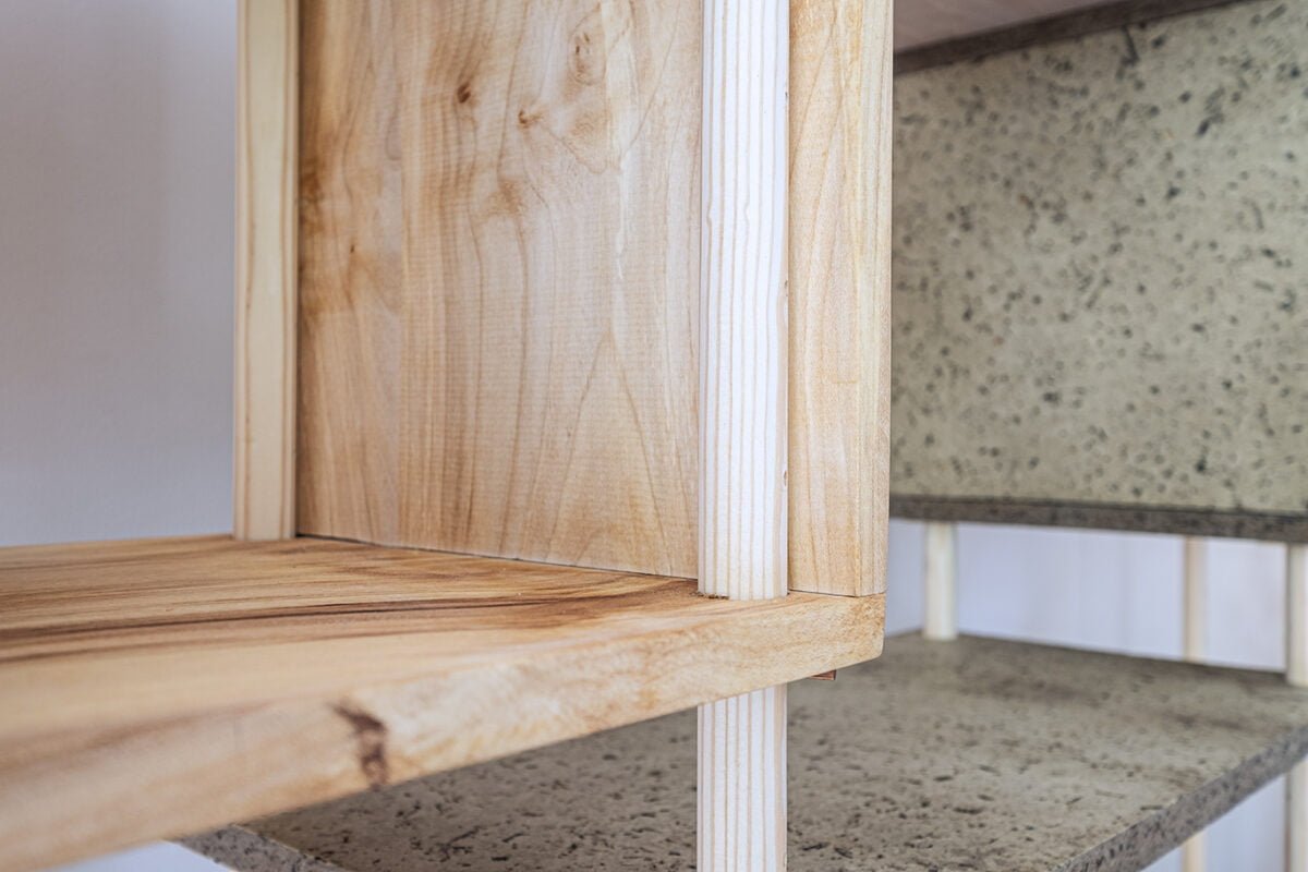 Detail van biobased panelen en houten frames van de Regenerative Modular Cabinet