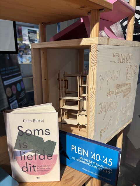 Detail van de RMC-kast met handboek, boeken en het bord Plein 40-45
