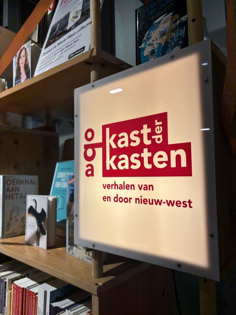 Kast der Kasten lichtbord in OBA Osdorp, verhalen van en door Nieuw-West