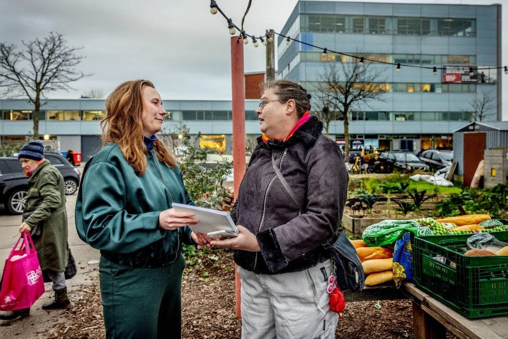 Overhandiging van de MKBA voedselinitiatieven aan wethouder Zita Pels in Amsterdam-Noord